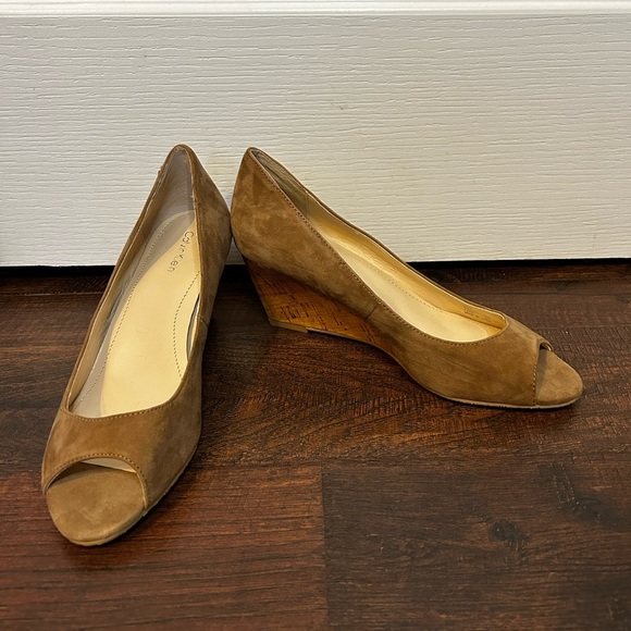 NEW Calvin Klein Shelley Peep Toe Suede Camel Tan Cork Comfort Wedge Shoe 7.5 M - Picture 3 of 10